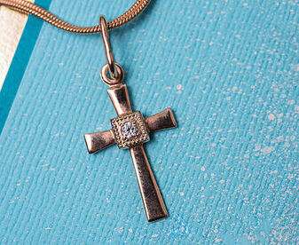 dainty cross necklaces